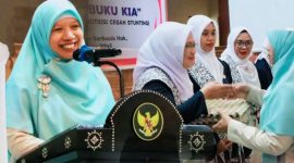 Wakil Bupati Lombok Barat Hj. Nurul Adha bersama Ikatan Bidan Indonesia (IBI) Kabupaten Lombok Barat saat peluncuran Gerakan 1.000 Telur dan Program Pendampingan Bidan dalam rangka memperkuat upaya pencegahan stunting di Aula Kantor Bupati Lombok Barat, Kamis (26/6/2026).