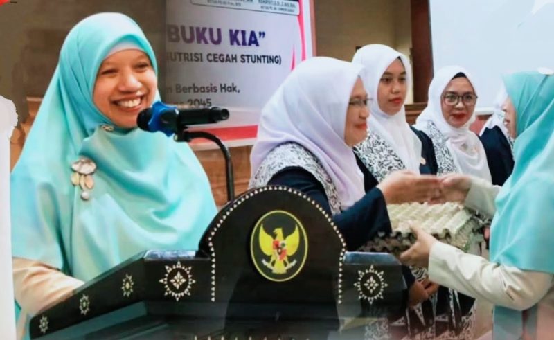 Wakil Bupati Lombok Barat Hj. Nurul Adha bersama Ikatan Bidan Indonesia (IBI) Kabupaten Lombok Barat saat peluncuran Gerakan 1.000 Telur dan Program Pendampingan Bidan dalam rangka memperkuat upaya pencegahan stunting di Aula Kantor Bupati Lombok Barat, Kamis (26/6/2026).