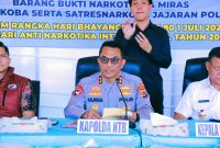 Kapolda NTB Irjen Pol. Kalingga Rendra Raharja memimpin konferensi pers pengungkapan kasus dan pemusnahan barang bukti narkoba hasil operasi Polda NTB dan Polres/Polresta jajaran di Tribun Bhara Daksa Polda NTB.