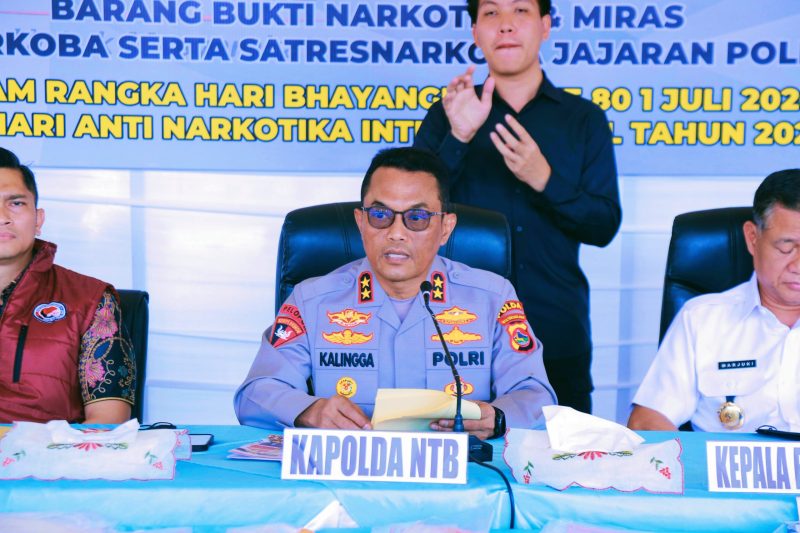 Kapolda NTB Irjen Pol. Kalingga Rendra Raharja memimpin konferensi pers pengungkapan kasus dan pemusnahan barang bukti narkoba hasil operasi Polda NTB dan Polres/Polresta jajaran di Tribun Bhara Daksa Polda NTB.