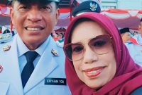 Kabid Dikbudpora Ico Rahmawati bersama Bupati Bima dalam sebuah kegiatan di Kabupaten Bima