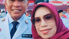 Kabid Dikbudpora Ico Rahmawati bersama Bupati Bima dalam sebuah kegiatan di Kabupaten Bima