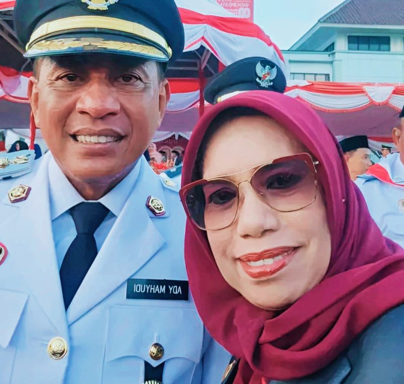 Kabid Dikbudpora Ico Rahmawati bersama Bupati Bima dalam sebuah kegiatan di Kabupaten Bima