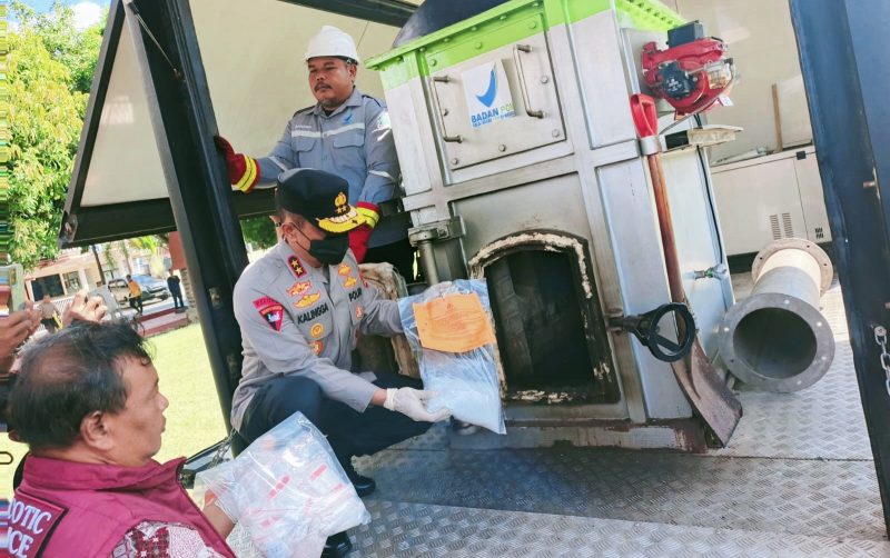 Kapolda NTB Irjen Pol. Kalingga Rendra Raharja, S.E., M.H., memimpin langsung pemusnahan barang bukti narkotika dan minuman beralkohol ilegal hasil pengungkapan kasus Polda NTB dan jajaran Polres/Polresta se-NTB periode April hingga Juni 2026 di Tribun Bhara Daksa Polda NTB.