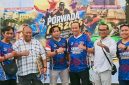 Sejumlah wartawan dan anggota PWI NTB dan Komisioner Bawaslu bersama peserta yang menerima penghargaan usai pelaksanaan Lomba Karya Jurnalistik dan Fotografi Porwada NTB 2026 di Sport Centre Universitas Mataram.
