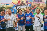 Sejumlah wartawan dan anggota PWI NTB dan Komisioner Bawaslu bersama peserta yang menerima penghargaan usai pelaksanaan Lomba Karya Jurnalistik dan Fotografi Porwada NTB 2026 di Sport Centre Universitas Mataram.