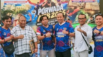 Sejumlah wartawan dan anggota PWI NTB dan Komisioner Bawaslu bersama peserta yang menerima penghargaan usai pelaksanaan Lomba Karya Jurnalistik dan Fotografi Porwada NTB 2026 di Sport Centre Universitas Mataram.