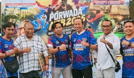 Wartawan dan anggota PWI NTB bersama peserta penerima penghargaan pada Lomba Karya Jurnalistik dan Fotografi Porwada NTB 2026 di Universitas Mataram.