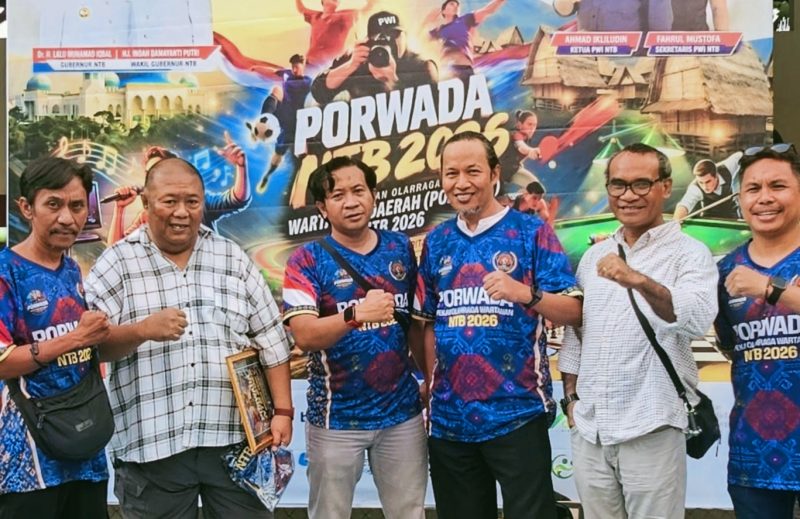 Sejumlah wartawan dan anggota PWI NTB dan Komisioner Bawaslu bersama peserta yang menerima penghargaan usai pelaksanaan Lomba Karya Jurnalistik dan Fotografi Porwada NTB 2026 di Sport Centre Universitas Mataram.