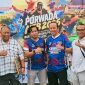 Sejumlah wartawan dan anggota PWI NTB dan Komisioner Bawaslu bersama peserta yang menerima penghargaan usai pelaksanaan Lomba Karya Jurnalistik dan Fotografi Porwada NTB 2026 di Sport Centre Universitas Mataram.