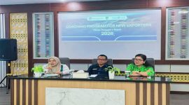 Kepala Bidang Pengembangan Perdagangan Luar Negeri Disperindag NTB, DR. Aryanti Dwiyani bersama perwakilan LPEI, delegasi Ghana Exim Bank, serta peserta UMKM saat mengikuti program pembinaan eksportir baru di NTB.