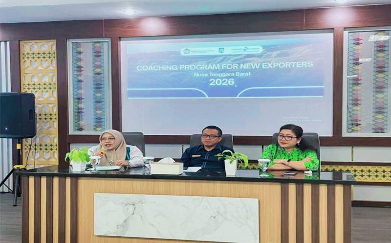Kepala Bidang Pengembangan Perdagangan Luar Negeri Disperindag NTB, DR. Aryanti Dwiyani bersama perwakilan LPEI, delegasi Ghana Exim Bank, serta peserta UMKM saat mengikuti program pembinaan eksportir baru di NTB.