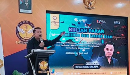 Pembina Yayasan UNBIM MFH saat menyampaikan Sambutan dan memberikan materi Kuliah Pakar Kurikulum Internasional kepada mahasiswa PGSD Universitas Bima Internasional UNBIM MFH di Mataram.
