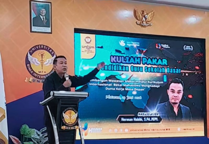 Pembina Yayasan saat menyampaikan Sambutan dan Buka Acara