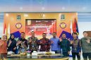 Ketua Prodi D4 Akuntansi Sektor Publik UNBIM, Irawansyah, S.Pd., M.Pd., bersama narasumber dari OJK NTB dan Bursa Efek Indonesia (BEI) NTB saat kegiatan Penguatan Literasi Keuangan Publik di Universitas Bima Internasional, Mataram.
