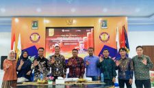 Ketua Prodi D4 Akuntansi Sektor Publik UNBIM, Irawansyah, S.Pd., M.Pd., bersama narasumber dari OJK NTB dan Bursa Efek Indonesia (BEI) NTB saat kegiatan Penguatan Literasi Keuangan Publik di Universitas Bima Internasional, Mataram.