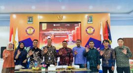 Ketua Prodi D4 Akuntansi Sektor Publik UNBIM, Irawansyah, S.Pd., M.Pd., bersama narasumber dari OJK NTB dan Bursa Efek Indonesia (BEI) NTB saat kegiatan Penguatan Literasi Keuangan Publik di Universitas Bima Internasional, Mataram.