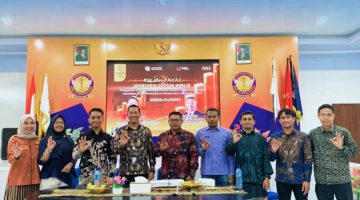 Ketua Prodi D4 Akuntansi Sektor Publik UNBIM, Irawansyah, S.Pd., M.Pd., bersama narasumber dari OJK NTB dan Bursa Efek Indonesia (BEI) NTB saat kegiatan Penguatan Literasi Keuangan Publik di Universitas Bima Internasional, Mataram.
