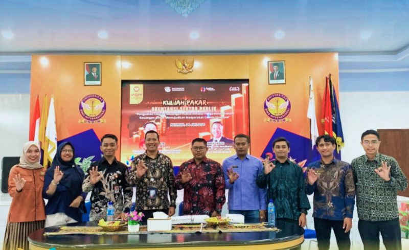 Ketua Prodi D4 Akuntansi Sektor Publik UNBIM, Irawansyah, S.Pd., M.Pd., bersama narasumber dari OJK NTB dan Bursa Efek Indonesia (BEI) NTB saat kegiatan Penguatan Literasi Keuangan Publik di Universitas Bima Internasional, Mataram.