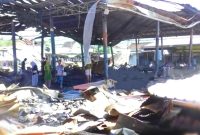 Terlihat kondisi Pasar Pringgabaya, Kabupaten Lombok Timur, usai kebakaran yang menghanguskan sejumlah lapak pedagang. Pemerintah pusat melalui Kementerian Perdagangan RI menyatakan dukungan untuk pembangunan kembali pasar guna mempercepat pemulihan aktivitas ekonomi masyarakat.