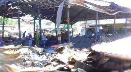Terlihat kondisi Pasar Pringgabaya, Kabupaten Lombok Timur, usai kebakaran yang menghanguskan sejumlah lapak pedagang. Pemerintah pusat melalui Kementerian Perdagangan RI menyatakan dukungan untuk pembangunan kembali pasar guna mempercepat pemulihan aktivitas ekonomi masyarakat.