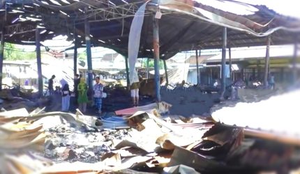Kondisi Pasar Pringgabaya Lombok Timur setelah kebakaran yang menghanguskan sejumlah lapak pedagang dan area perdagangan.