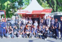Komisioner dan jajaran KPU Provinsi NTB berfoto bersama di Booth WBBM KPU NTB saat kegiatan Car Free Day (CFD) di Udayana, Kota Mataram, dalam rangka sosialisasi layanan publik digital dan Program Go Vote kepada masyarakat.