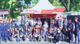 Komisioner dan jajaran KPU Provinsi NTB berfoto bersama di Booth WBBM KPU NTB saat kegiatan Car Free Day (CFD) di Udayana, Kota Mataram, dalam rangka sosialisasi layanan publik digital dan Program Go Vote kepada masyarakat.