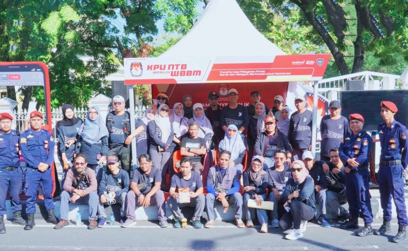 Komisioner dan jajaran KPU Provinsi NTB berfoto bersama di Booth WBBM KPU NTB saat kegiatan Car Free Day (CFD) di Udayana, Kota Mataram, dalam rangka sosialisasi layanan publik digital dan Program Go Vote kepada masyarakat.