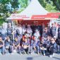 Komisioner dan jajaran KPU Provinsi NTB berfoto bersama di Booth WBBM KPU NTB saat kegiatan Car Free Day (CFD) di Udayana, Kota Mataram, dalam rangka sosialisasi layanan publik digital dan Program Go Vote kepada masyarakat.