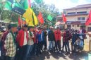 Massa yang tergabung dalam Aliansi Cipayung Plus Kabupaten Dompu saat menggelar aksi unjuk rasa di depan Kantor DPRD Dompu, Kantor Bupati Dompu, dan Polres Dompu dengan membawa berbagai tuntutan strategis terkait Program Makan Bergizi Gratis (MBG) serta isu nasional dan daerah.