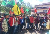 Massa yang tergabung dalam Aliansi Cipayung Plus Kabupaten Dompu saat menggelar aksi unjuk rasa di depan Kantor DPRD Dompu, Kantor Bupati Dompu, dan Polres Dompu dengan membawa berbagai tuntutan strategis terkait Program Makan Bergizi Gratis (MBG) serta isu nasional dan daerah.