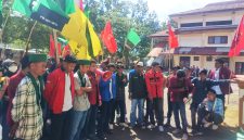 Massa yang tergabung dalam Aliansi Cipayung Plus Kabupaten Dompu saat menggelar aksi unjuk rasa di depan Kantor DPRD Dompu, Kantor Bupati Dompu, dan Polres Dompu dengan membawa berbagai tuntutan strategis terkait Program Makan Bergizi Gratis (MBG) serta isu nasional dan daerah.