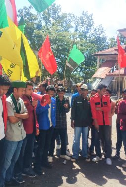 Cipayung Plus Dompu Kepung DPRD, Kantor Bupati dan Polres, Desak Evaluasi Total MBG hingga Bawa 8 Tuntutan Strategis