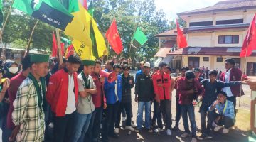 Massa yang tergabung dalam Aliansi Cipayung Plus Kabupaten Dompu saat menggelar aksi unjuk rasa di depan Kantor DPRD Dompu, Kantor Bupati Dompu, dan Polres Dompu dengan membawa berbagai tuntutan strategis terkait Program Makan Bergizi Gratis (MBG) serta isu nasional dan daerah.