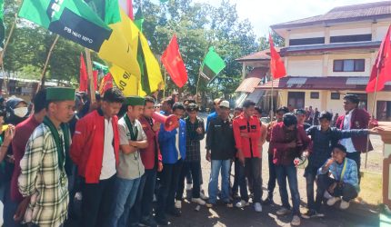 Massa Aliansi Cipayung Plus Dompu menggelar aksi demonstrasi menuntut evaluasi Program Makan Bergizi Gratis dan menyampaikan delapan tuntutan strategis di Kabupaten Dompu.