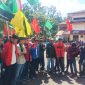 Massa yang tergabung dalam Aliansi Cipayung Plus Kabupaten Dompu saat menggelar aksi unjuk rasa di depan Kantor DPRD Dompu, Kantor Bupati Dompu, dan Polres Dompu dengan membawa berbagai tuntutan strategis terkait Program Makan Bergizi Gratis (MBG) serta isu nasional dan daerah.