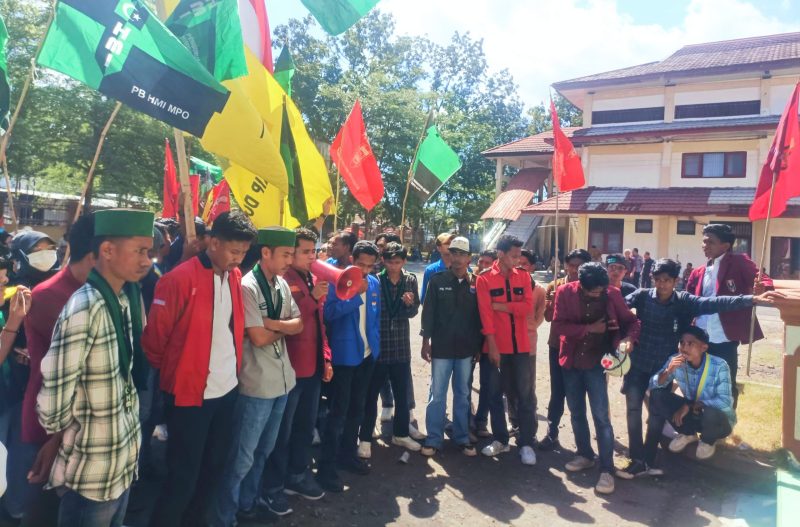 Massa yang tergabung dalam Aliansi Cipayung Plus Kabupaten Dompu saat menggelar aksi unjuk rasa di depan Kantor DPRD Dompu, Kantor Bupati Dompu, dan Polres Dompu dengan membawa berbagai tuntutan strategis terkait Program Makan Bergizi Gratis (MBG) serta isu nasional dan daerah.