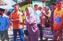 Kepala Desa, BPD, guru, tokoh pemuda, ibu-ibu dan masyarakat Desa Bolo, Kecamatan Madapangga, Kabupaten Bima, menggelar aksi boikot jalan nasional Bima-Sumbawa sebagai bentuk perlawanan terhadap maraknya peredaran Narkoba.