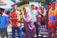 Kepala Desa, BPD, guru, tokoh pemuda, ibu-ibu dan masyarakat Desa Bolo, Kecamatan Madapangga, Kabupaten Bima, menggelar aksi boikot jalan nasional Bima-Sumbawa sebagai bentuk perlawanan terhadap maraknya peredaran Narkoba.