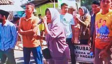 Kepala Desa, BPD, guru, tokoh pemuda, ibu-ibu dan masyarakat Desa Bolo, Kecamatan Madapangga, Kabupaten Bima, menggelar aksi boikot jalan nasional Bima-Sumbawa sebagai bentuk perlawanan terhadap maraknya peredaran Narkoba.