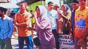 Kepala Desa, BPD, guru, tokoh pemuda, ibu-ibu dan masyarakat Desa Bolo, Kecamatan Madapangga, Kabupaten Bima, menggelar aksi boikot jalan nasional Bima-Sumbawa sebagai bentuk perlawanan terhadap maraknya peredaran Narkoba.