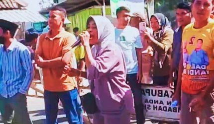 Warga Desa Bolo Kabupaten Bima melakukan aksi boikot jalan nasional Bima-Sumbawa untuk menyuarakan perang terbuka melawan peredaran Narkoba.