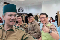 Bupati Sumbawa Ir. H. Syarafuddin Jarot, M.P. saat melakukan pertemuan dengan Direktorat Jenderal Peternakan dan Kesehatan Hewan Kementerian Pertanian, PT Berdikari, Direktur Hilirisasi, serta Kepala Dinas Peternakan dan Kesehatan Hewan (Disnakeswan) NTB Muhamad Riadi di sela Pekan Nasional (PENAS) XVII Petani dan Nelayan Tahun 2026 di Gorontalo untuk membahas percepatan proyek hilirisasi unggas terintegrasi senilai Rp1,7 triliun di Sumbawa dan Bima.