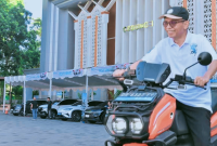 Sekretaris Daerah Provinsi NTB, Abul Chair, saat membuka Pameran Mobil dan Motor Listrik di halaman Kantor Gubernur NTB yang digelar Bank Syariah Indonesia (BSI) Area Office Denpasar, Sabtu (20/6/2026). Kegiatan ini menjadi bagian dari upaya percepatan transisi energi bersih di NTB.