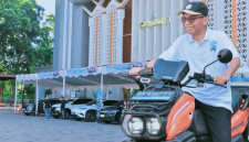 Sekretaris Daerah Provinsi NTB, Abul Chair, saat membuka Pameran Mobil dan Motor Listrik di halaman Kantor Gubernur NTB yang digelar Bank Syariah Indonesia (BSI) Area Office Denpasar, Sabtu (20/6/2026). Kegiatan ini menjadi bagian dari upaya percepatan transisi energi bersih di NTB.