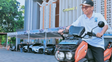 Sekretaris Daerah Provinsi NTB, Abul Chair, saat membuka Pameran Mobil dan Motor Listrik di halaman Kantor Gubernur NTB yang digelar Bank Syariah Indonesia (BSI) Area Office Denpasar, Sabtu (20/6/2026). Kegiatan ini menjadi bagian dari upaya percepatan transisi energi bersih di NTB.