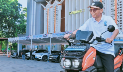 Sekda NTB Abul Chair membuka pameran mobil dan motor listrik di Kantor Gubernur NTB