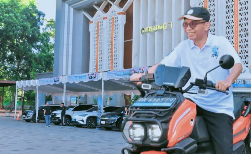Sekretaris Daerah Provinsi NTB, Abul Chair, saat membuka Pameran Mobil dan Motor Listrik di halaman Kantor Gubernur NTB yang digelar Bank Syariah Indonesia (BSI) Area Office Denpasar, Sabtu (20/6/2026). Kegiatan ini menjadi bagian dari upaya percepatan transisi energi bersih di NTB.