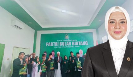 Nadirah Al Habsyi menyerahkan SK kepengurusan terbaru PBB NTB kepada pengurus DPC kabupaten dan kota se-NTB.
